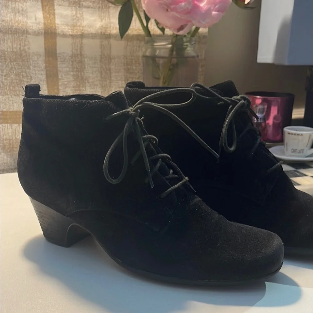 Clarks Black Ankle Suede Boots with Classic Laces - Picture 4 of 16